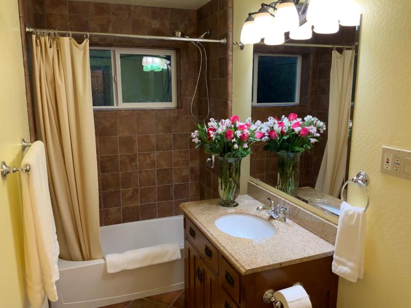 Double Room with Balcony image 3