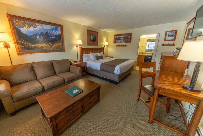 Queen Room with Two Queen Beds - Upper Level image 3