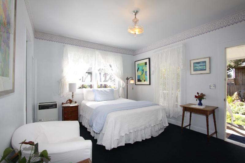 Double Room with Balcony and Sea View image 3