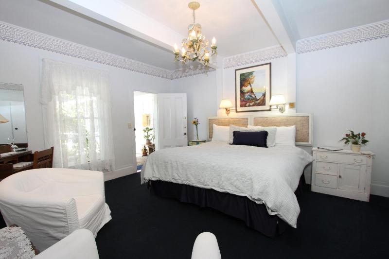 Deluxe Double Room with Balcony image 2