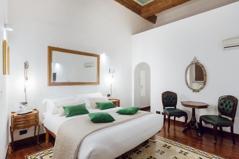 Deluxe Double Room image 3