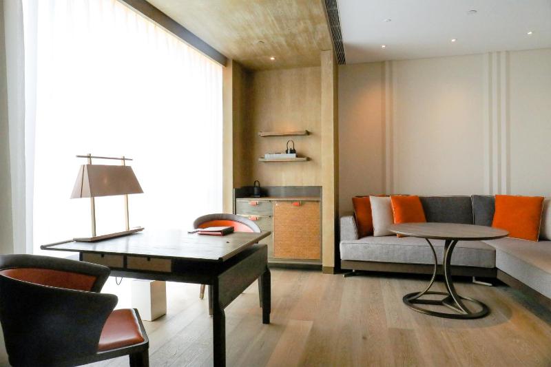 Grand Corner Room image 1