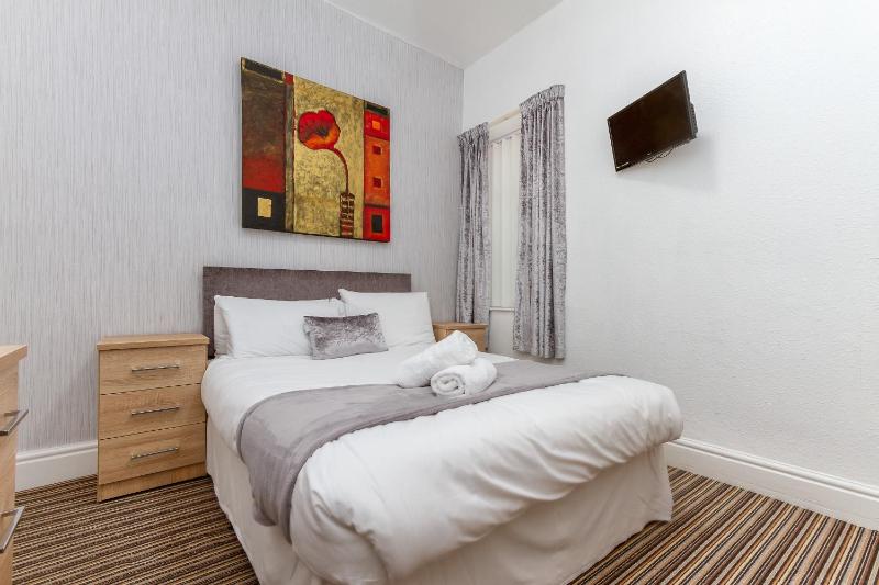 Budget Double Room image 3