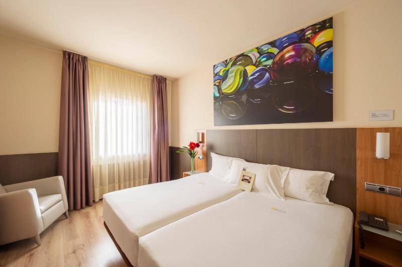 Double or Twin Room image 4