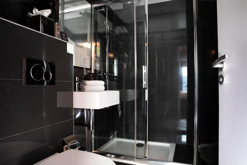 Deluxe Double or Twin Room image 3