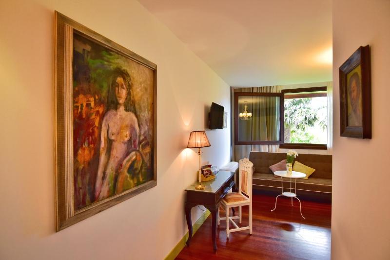 Superior Double Room with Garden View image 4