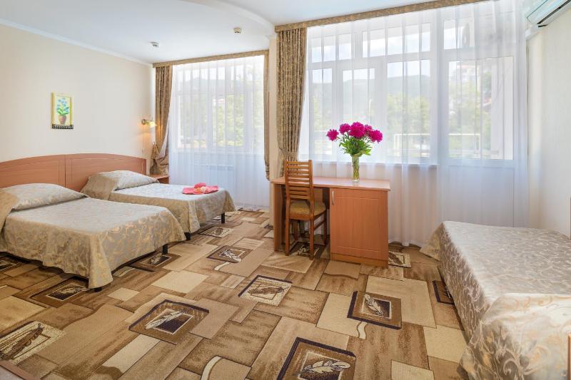 Standard Triple Room image 2