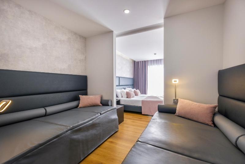 Family Room image 3