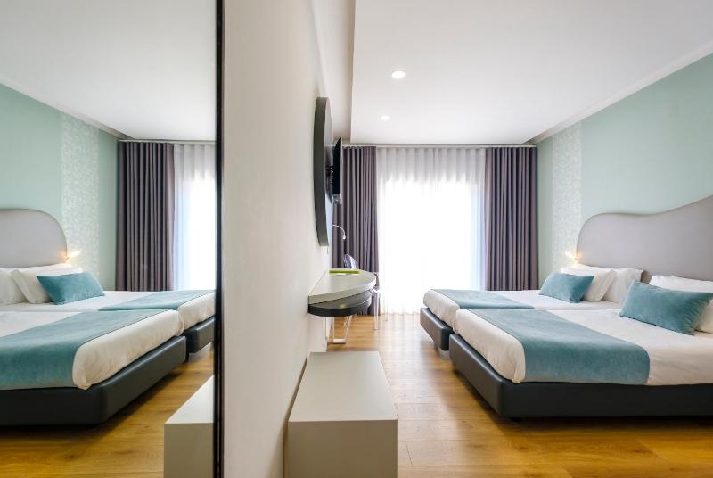 Twin Room image 2