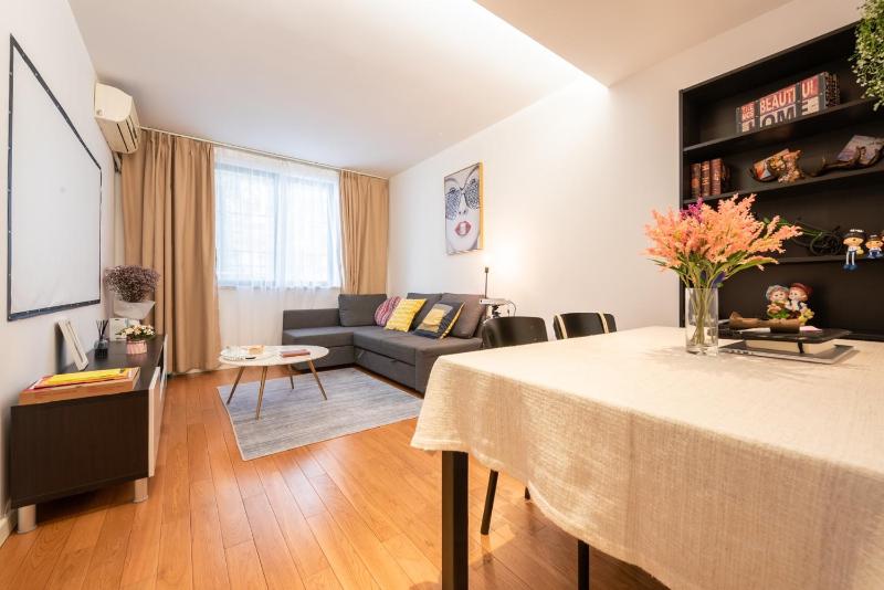 【Zhilian】Nice Two South-facing Bedroom Apartment Near Changshu Road Station - image 1