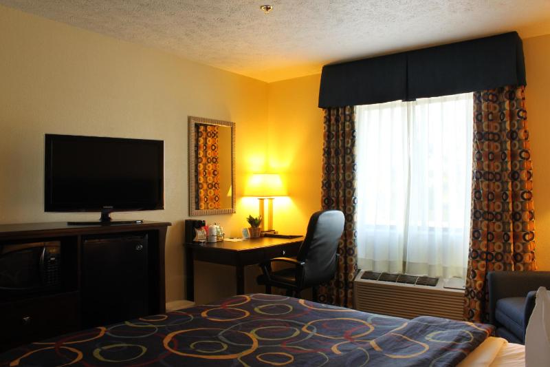 Queen Room with Two Queen Beds - Non-Smoking image 2