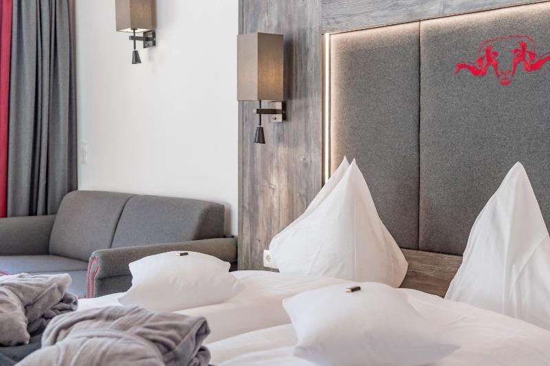 Deluxe Double Room with Balcony image 3