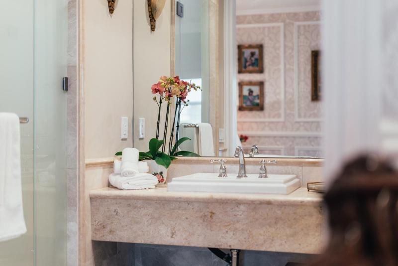 Suite with Spa Bath image 2