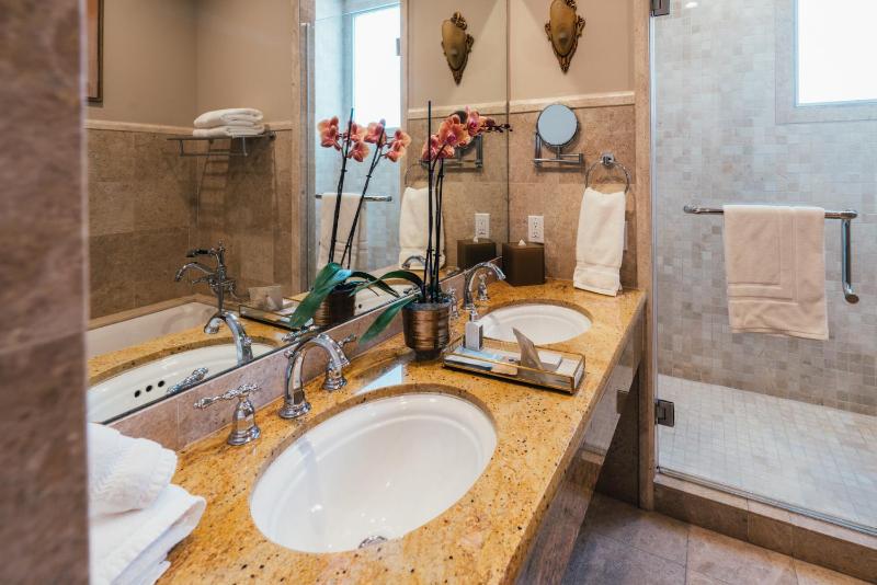 Superior King Suite image 3