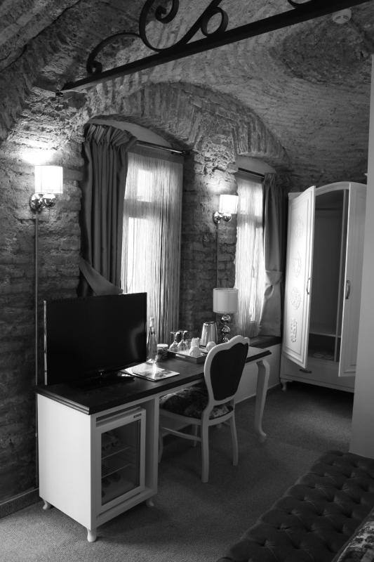 Classic Double Room image 3