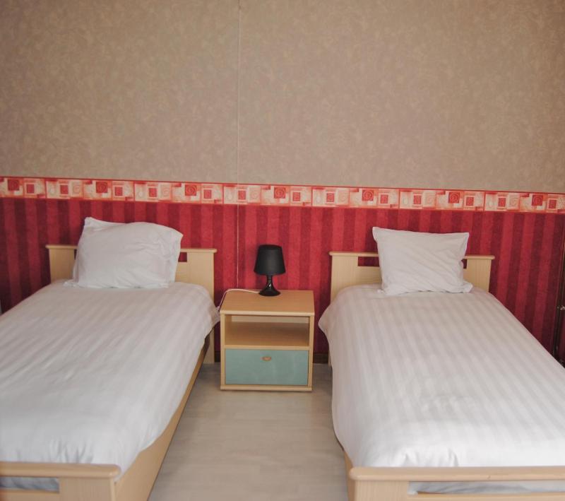 Twin Room image 3