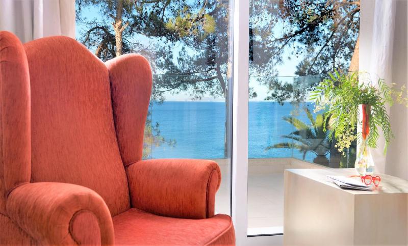 Exclusive One-Bedroom Suite Sea View image 3