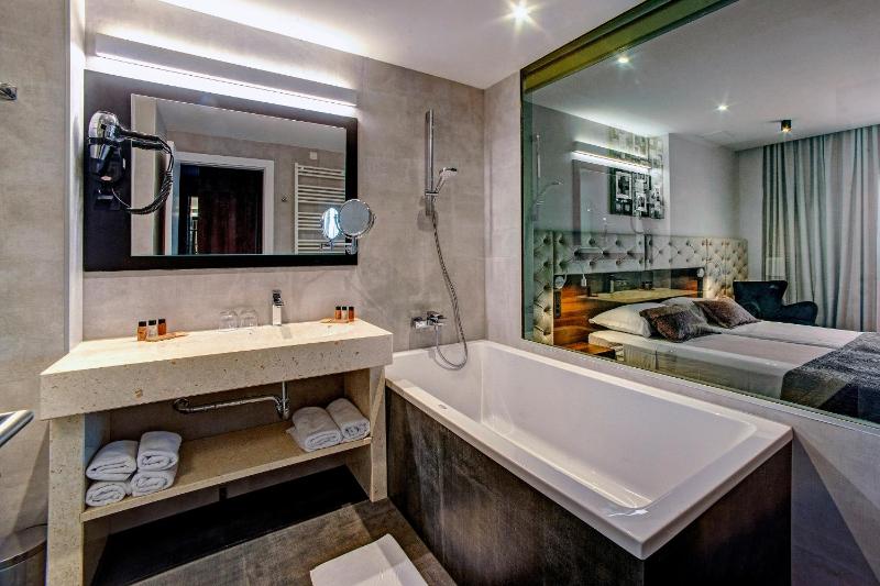 Deluxe Double or Twin Room image 2