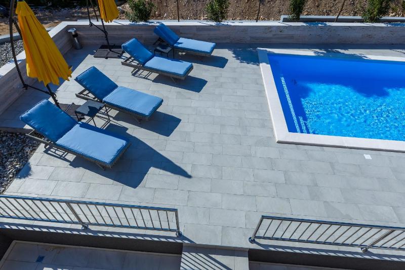 Comfort One-Bedroom Apartment with Terrace image 2