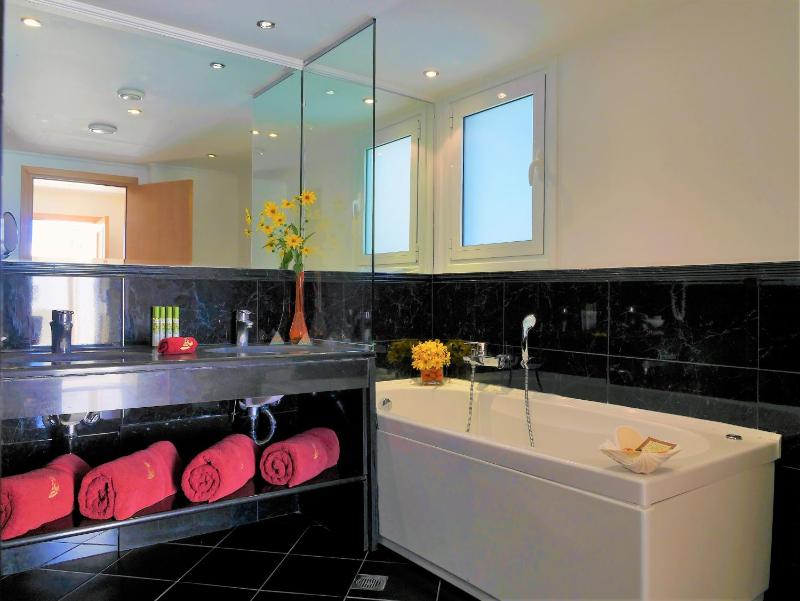 Exclusive One-Bedroom Suite Sea View image 4