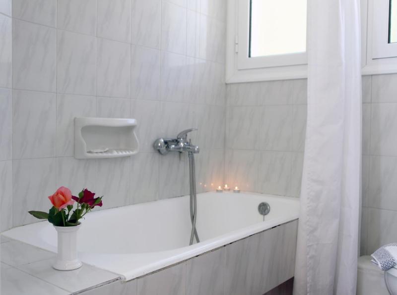 One-Bedroom Apartment (3 Adults) with Sea View image 2
