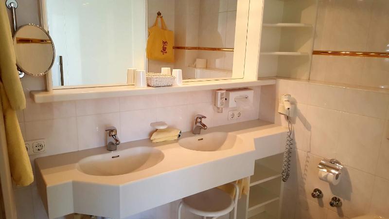 Deluxe Double Room with Balcony image 2