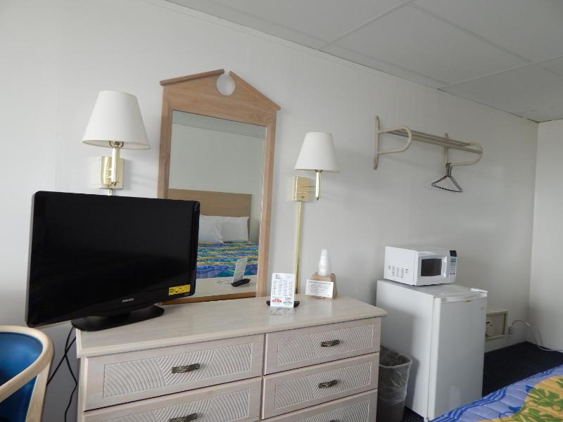Thunderbird Beach Motel - image 2