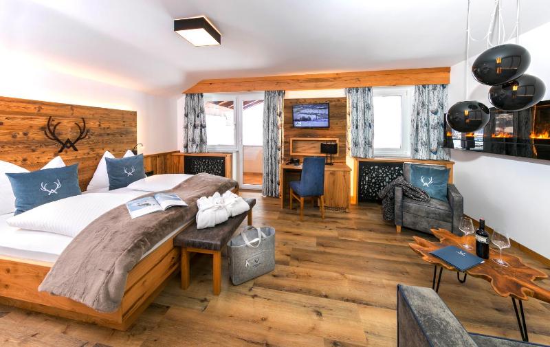 Junior Suite with Balcony image 4