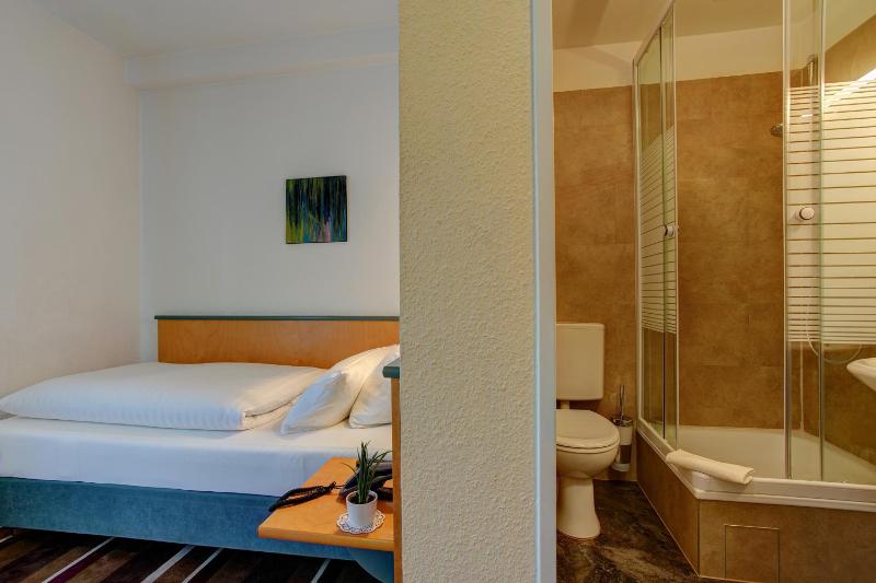Standard Single Room image 3