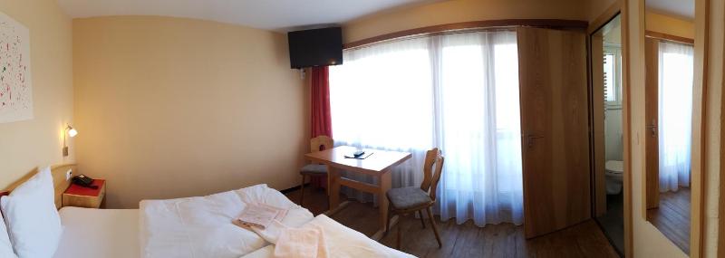 Double Room with Balcony image 3