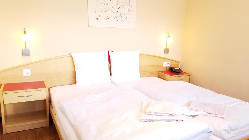 Double Room with Balcony image 4