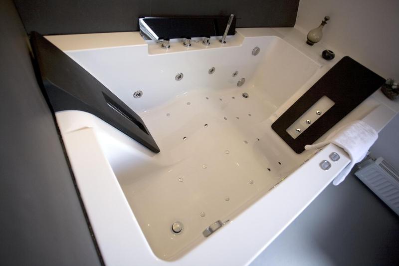 Suite with Spa Bath image 2