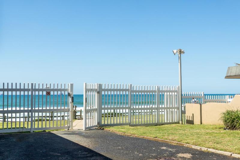 Beachfront Apartment with Ocean Views Pool & Direct Beach Access - image 8