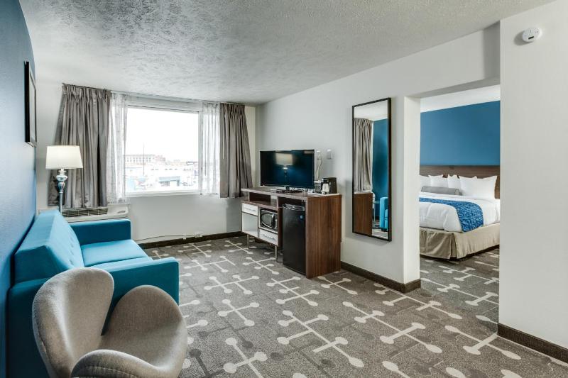 King Suite - Mobility Access/Non-Smoking image 3