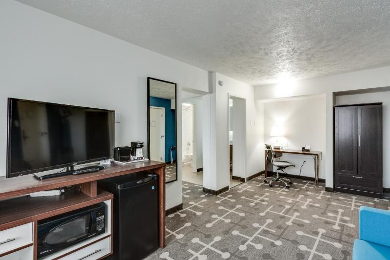 King Suite - Mobility Access/Non-Smoking image 2