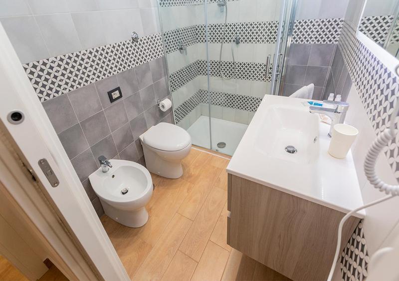 Triple Room with Balcony image 2