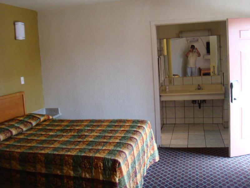 Queen Room image 4