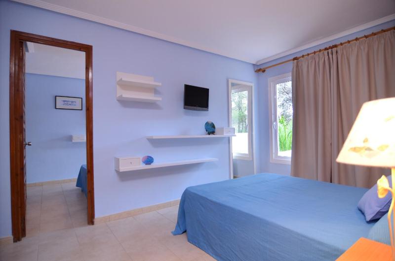 Quadruple Room with Bathroom image 3