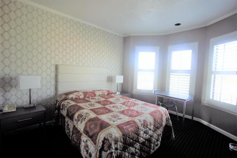 Queen Room image 2