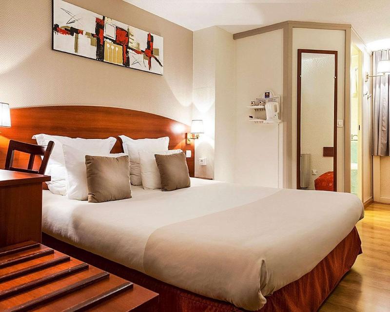 Queen Room with Air Conditioning - Non Smoking image 1