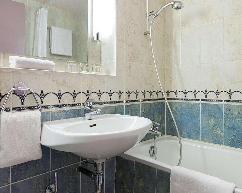 Queen Room with Air Conditioning - Non Smoking image 3