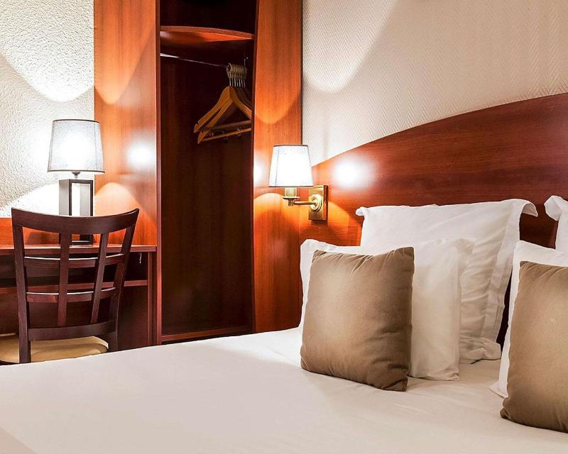 Queen Room with Air Conditioning - Non Smoking image 4