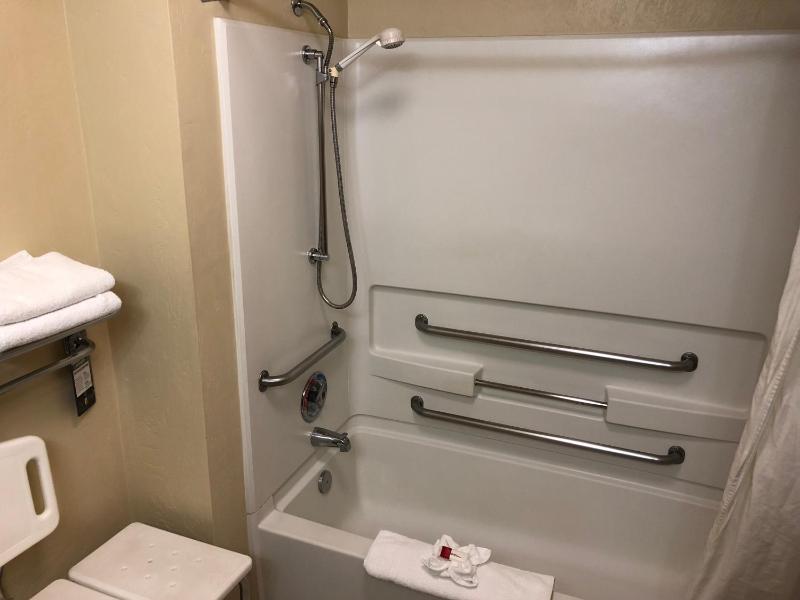 Queen Room - Mobility Access/Non-Smoking image 2