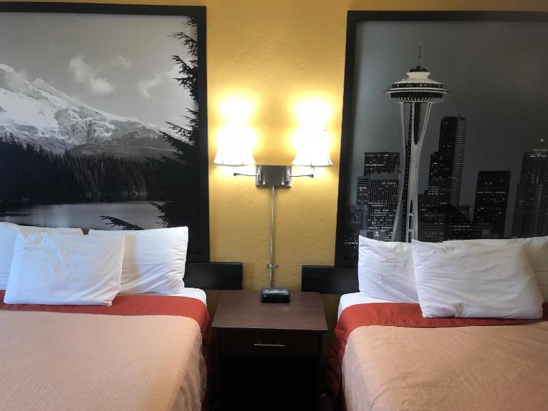 Queen Room with Two Queen Beds - Non-Smoking image 3