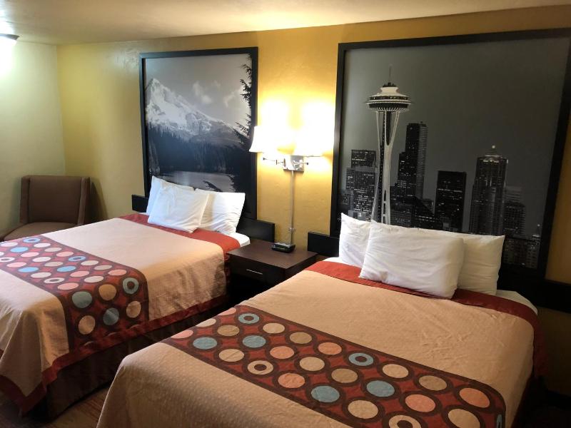 Queen Room with Two Queen Beds - Non-Smoking image 4