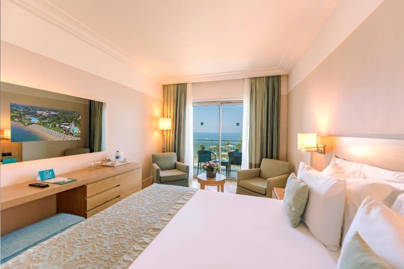 Deluxe Double Room with Sea View image 3
