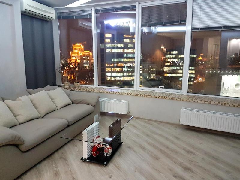 Deluxe One-Bedroom Apartment image 2