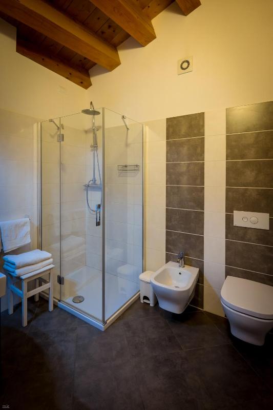 Double Room image 3