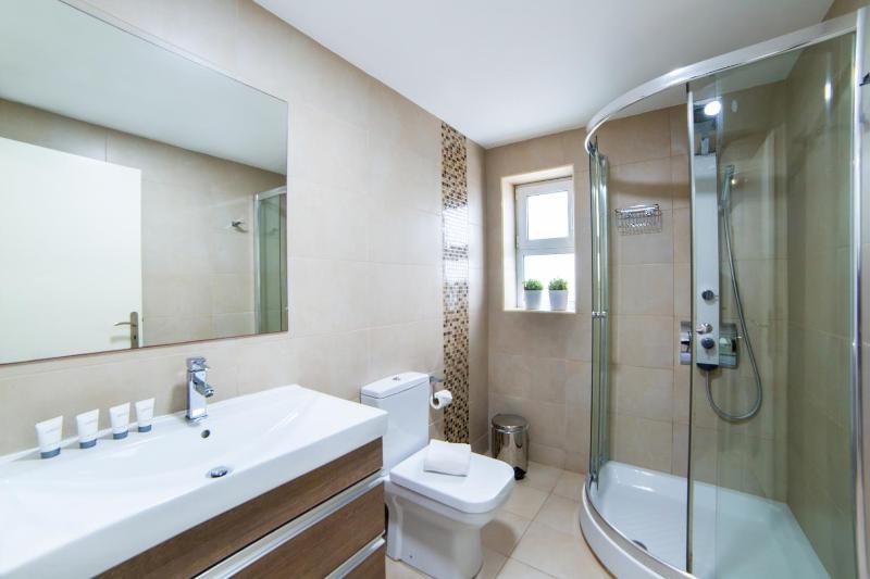 Family Two-Bedroom Apartment with Garden View  image 3