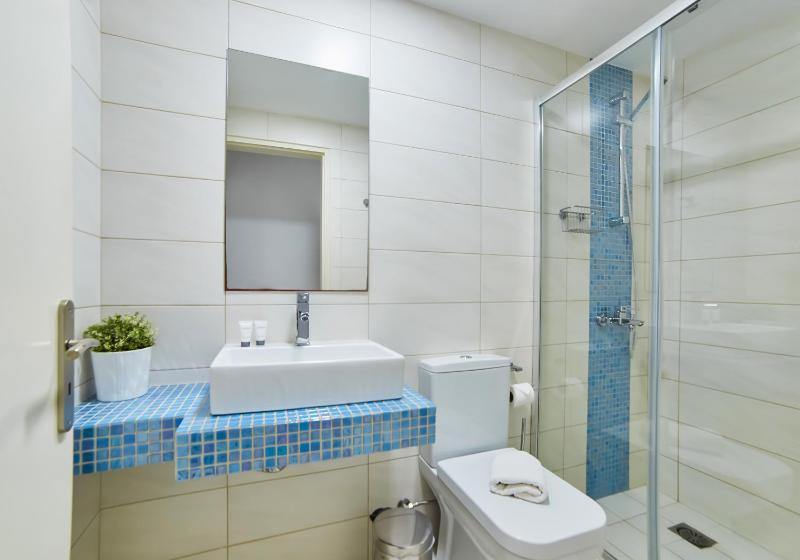 Luxury One-Bedroom Apartment with Sea View image 2